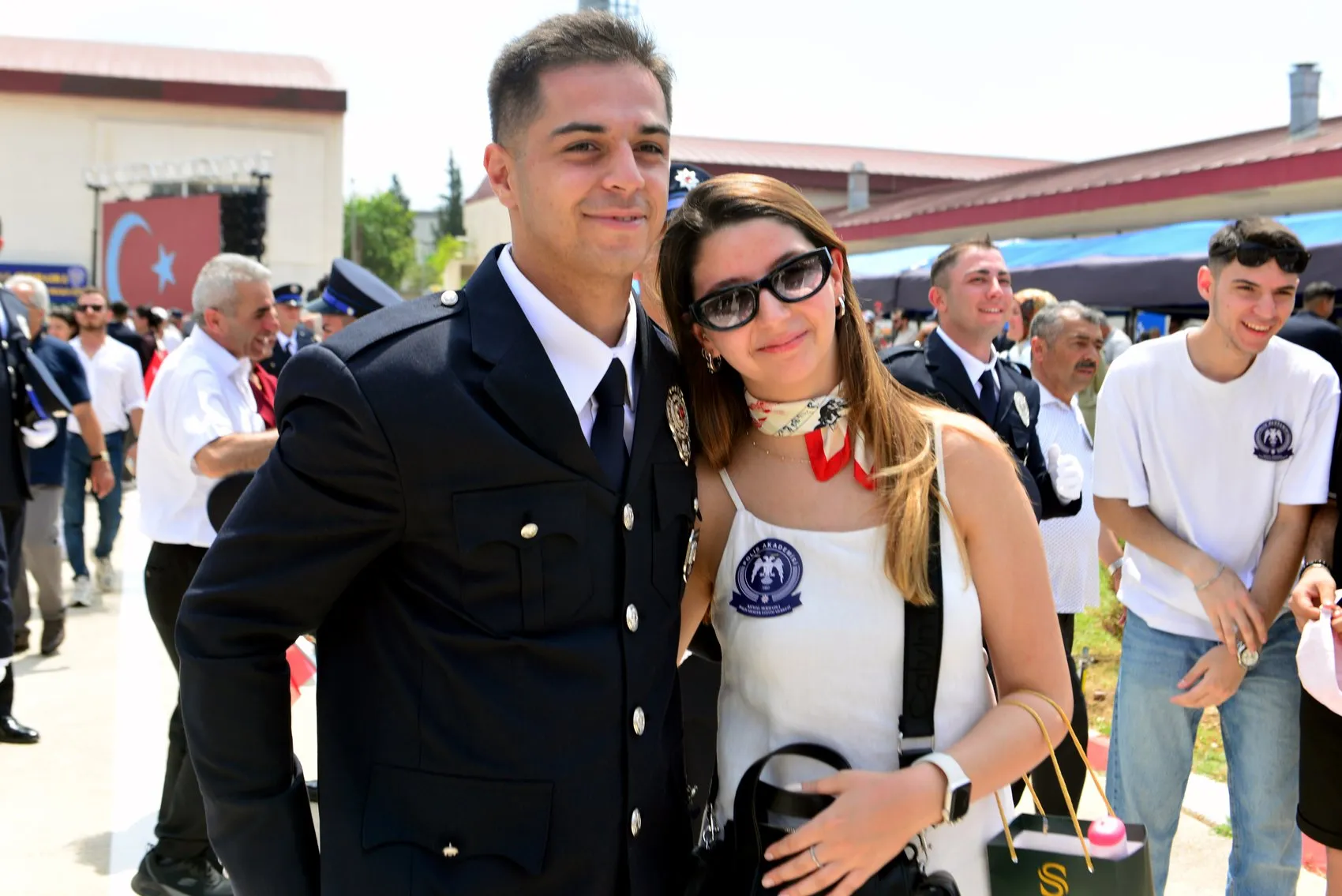 Adana'da polis mezuniyetinde sürpriz evlilik teklifi