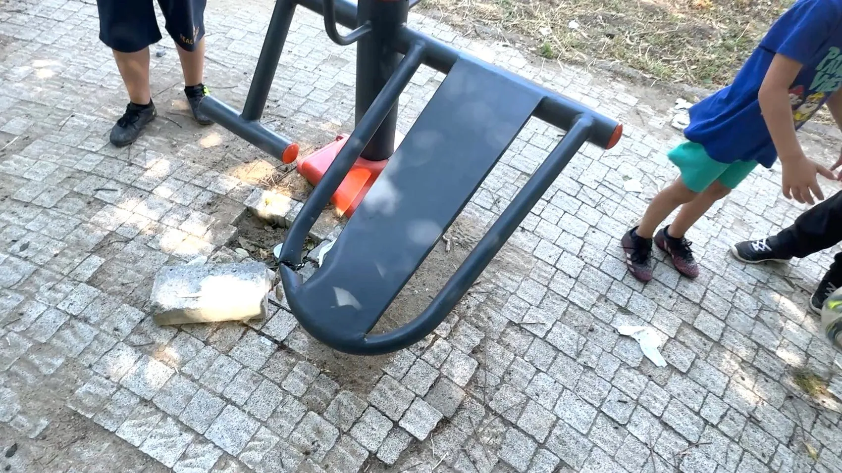 Avcılar'da çocuk parkındaki tehlikeli anlar