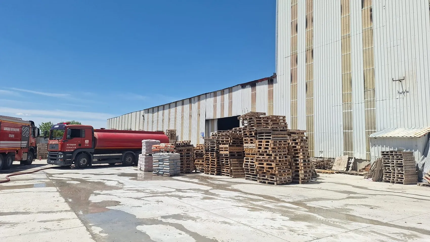 Gölbaşı’ndaki alçı fabrikasında kaynak kıvılcımları yangın çıkardı