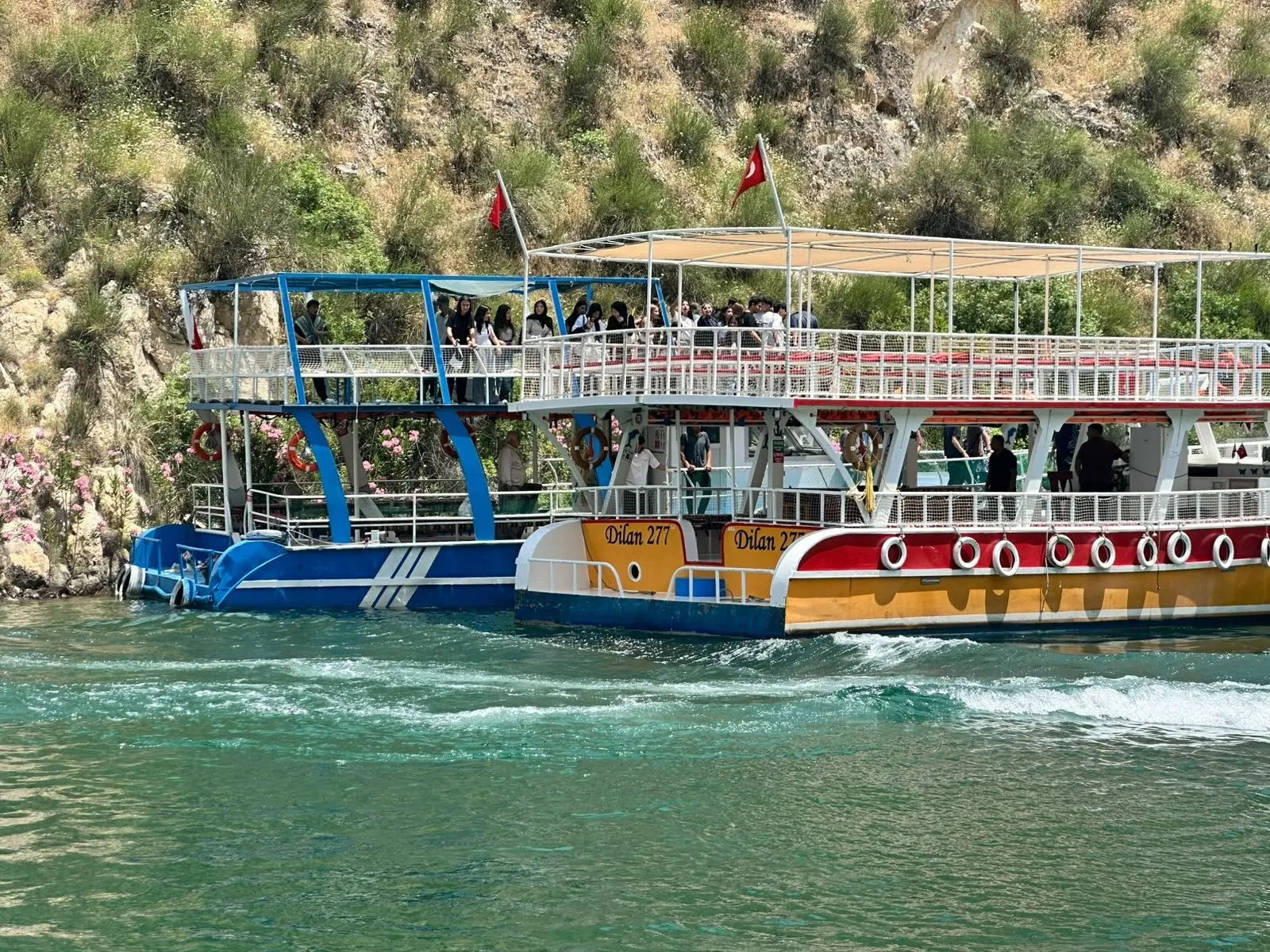 Halfeti sularında motoru arızalanan teknedeki yolculara jandarma yetişti
