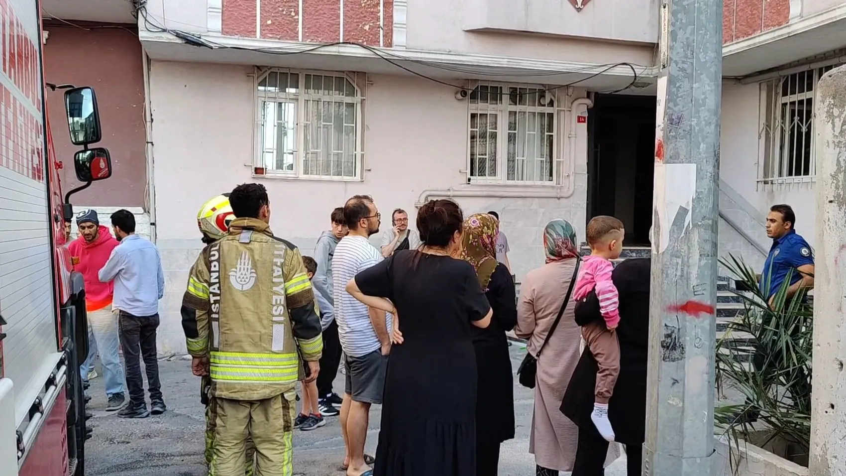Gaziosmanpaşa’daki yangında korku dolu anlar Kardeşler ambulansta kavuştu