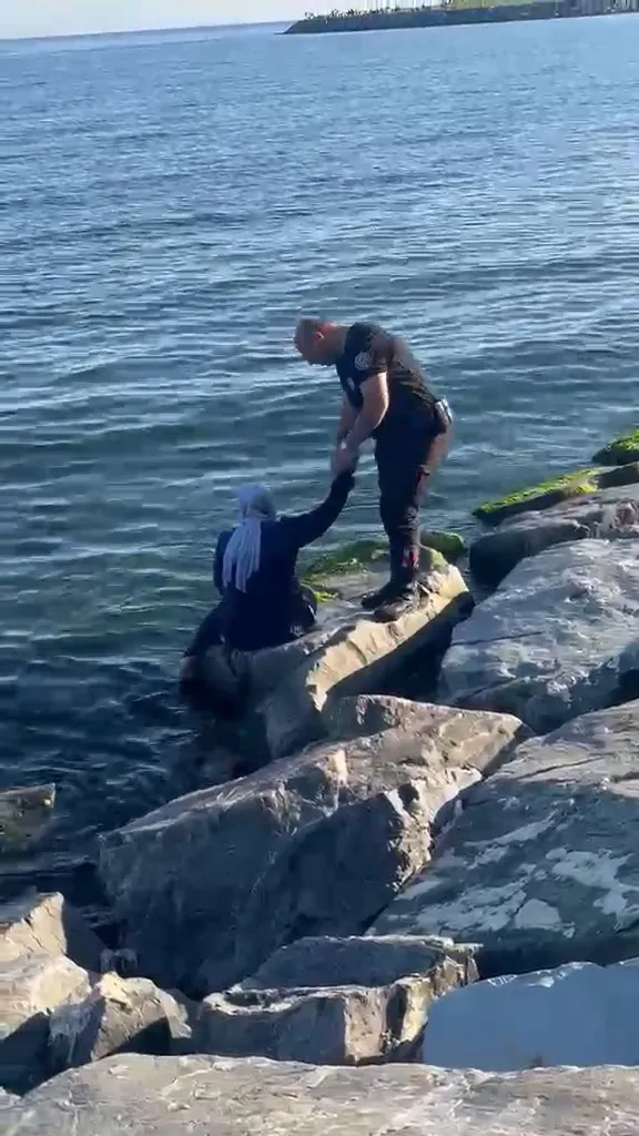 Avcılar sahilinde boğulmak üzere olan kadını polis son anda kurtardı