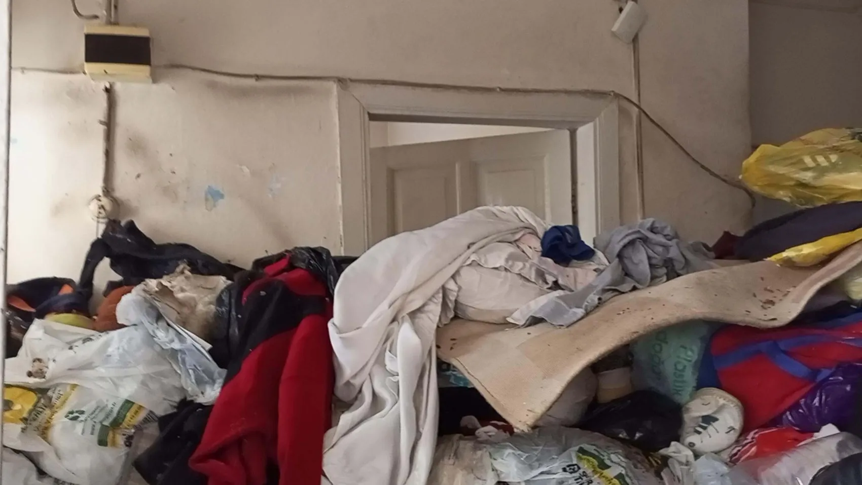 Nazilli’de bir evden yedinci kez çöp dağları çıktı