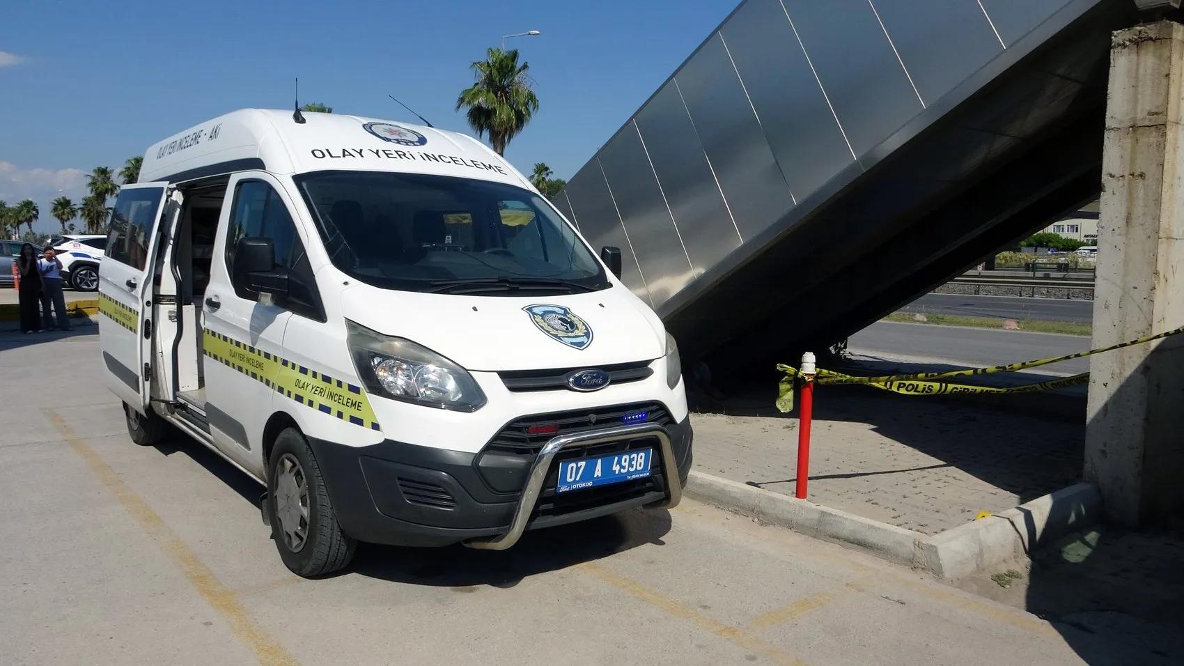 Antalya’da oto galeriye kurşun yağdıran saldırganlar kaçtı