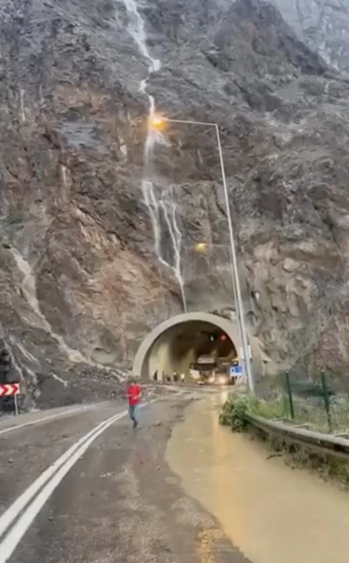 Artvin ve Erzurum arasındaki ulaşımı heyelan kesti