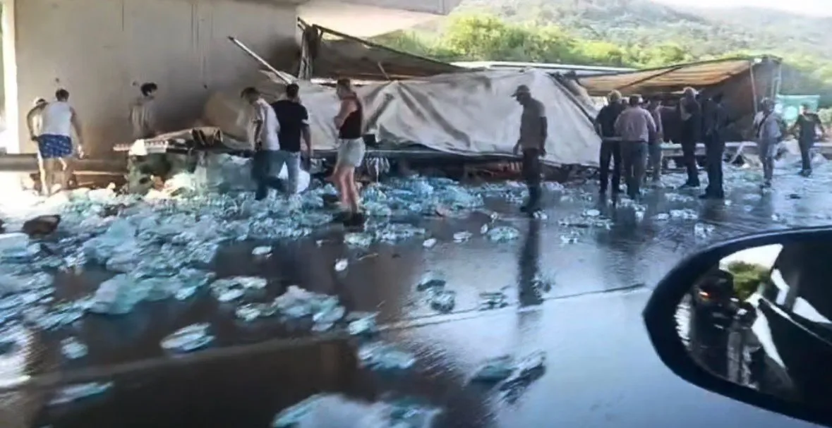 Bursa'da TIR kazası Sürücü beton ayağa çarparak can verdi