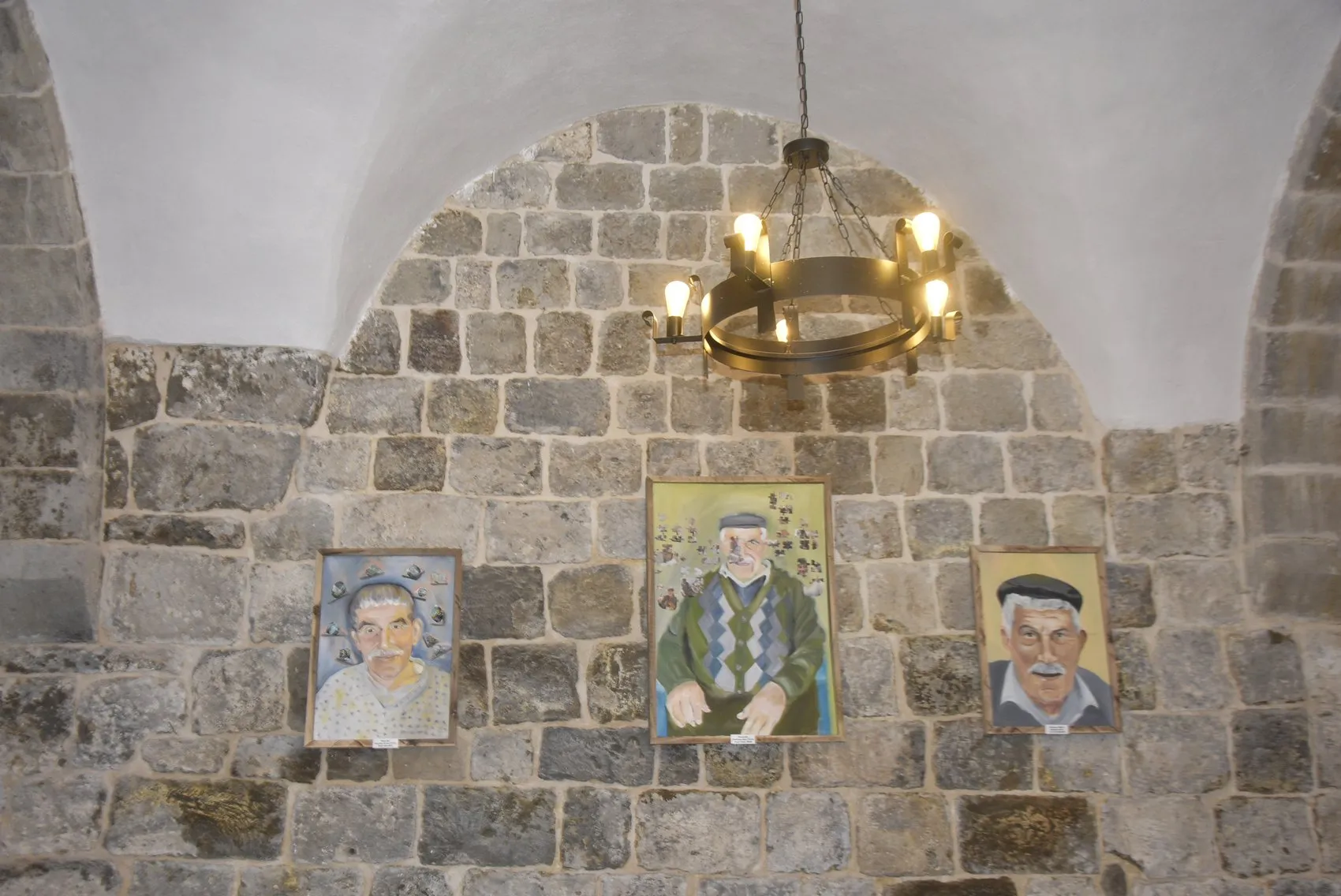 Bitlis’in tarihi hanında hüzün ve yaşam sanatı buluştu