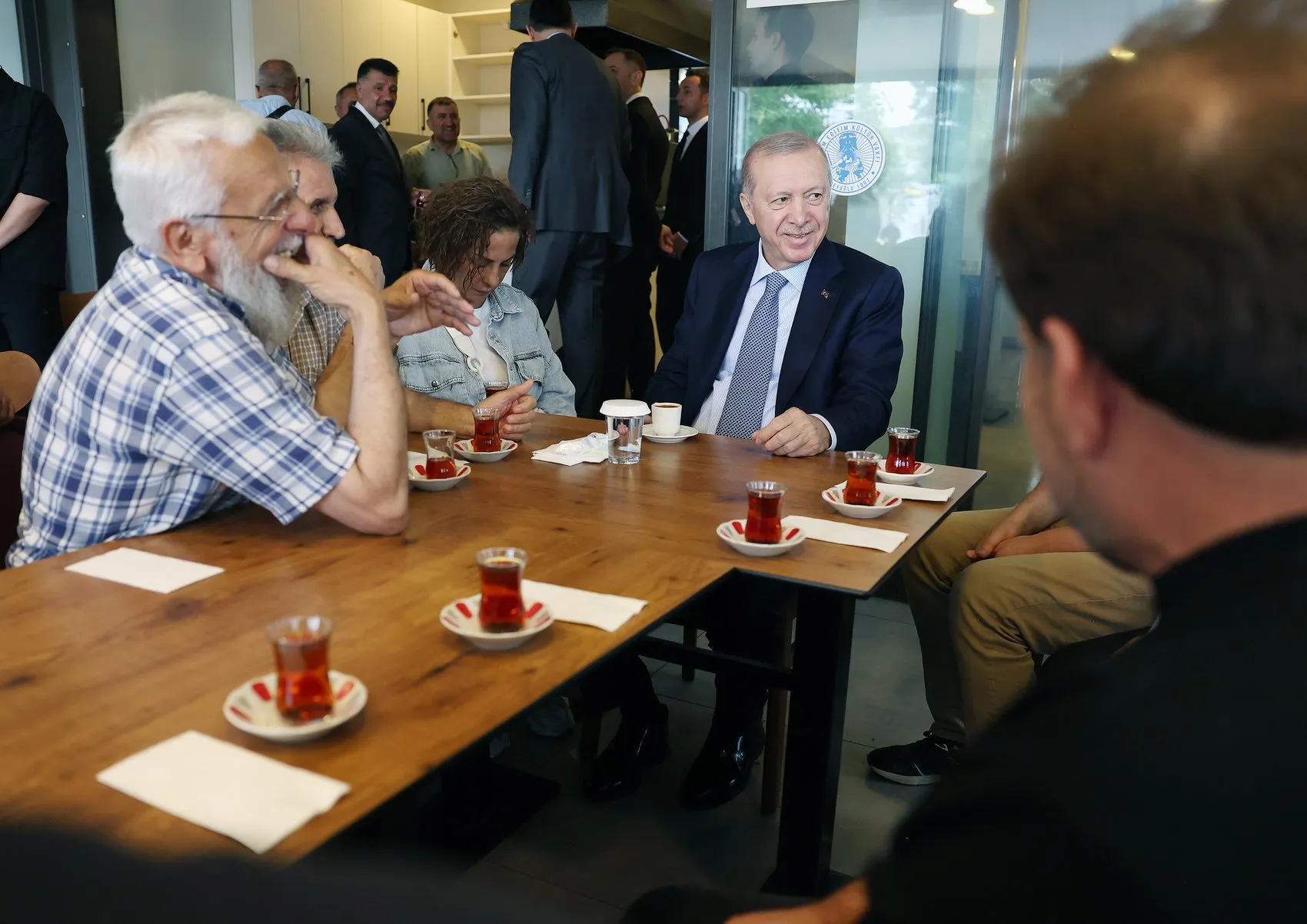 Erdoğan Beyoğlu ziyaretinde vatandaşlarla bir araya geldi