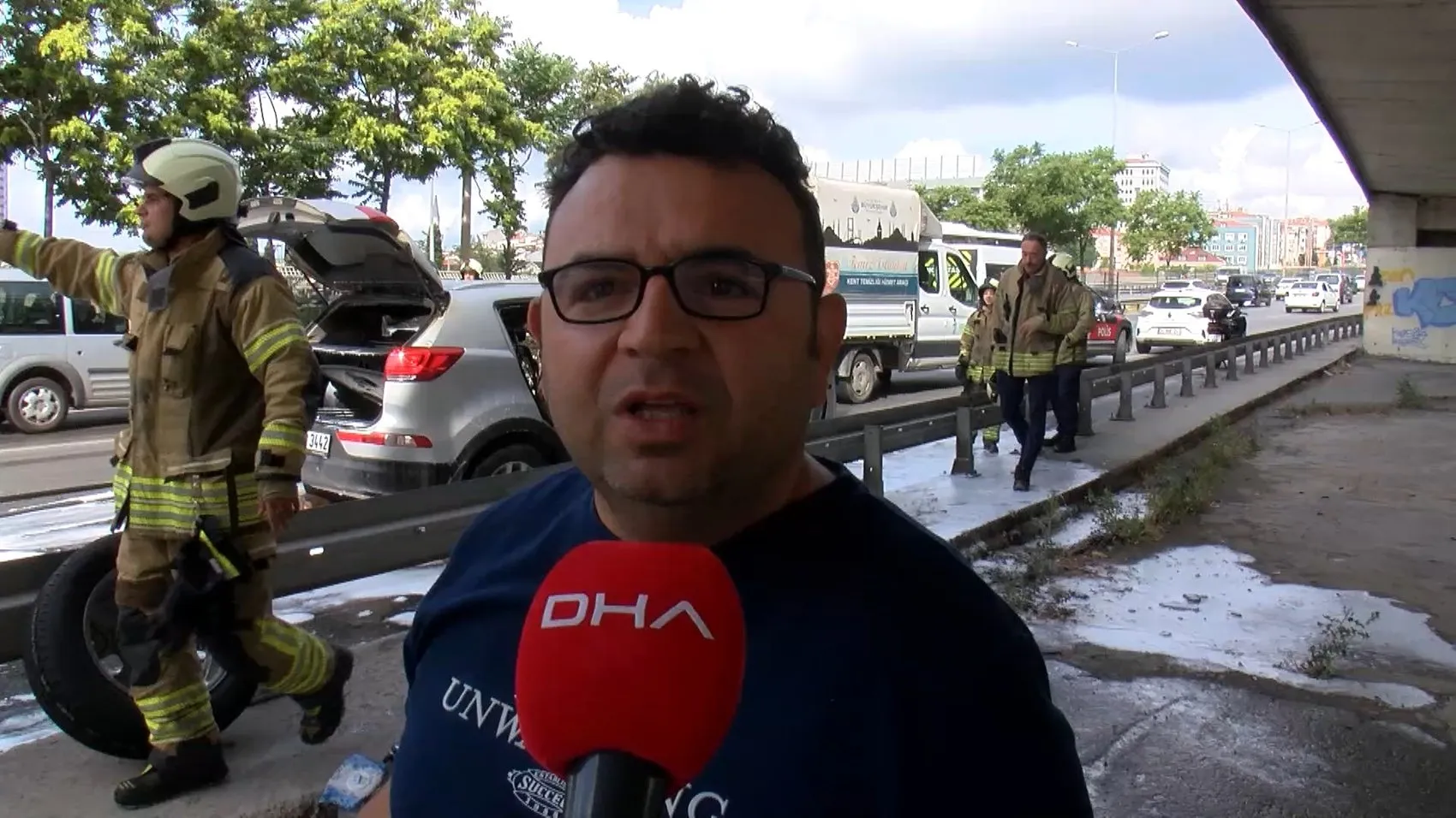 Üsküdar D-100 trafiğinde seyir halindeki otomobil alevlere teslim oldu