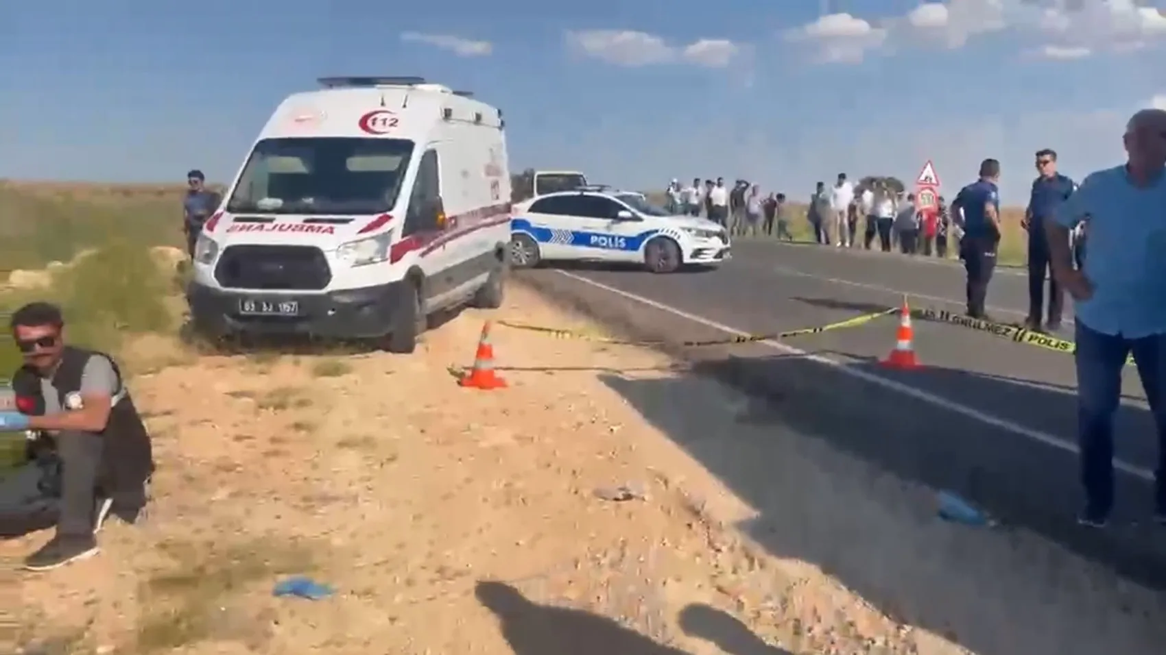 Viranşehir yolunda ağır kaza Kamyonun altına giren araçta can pazarı