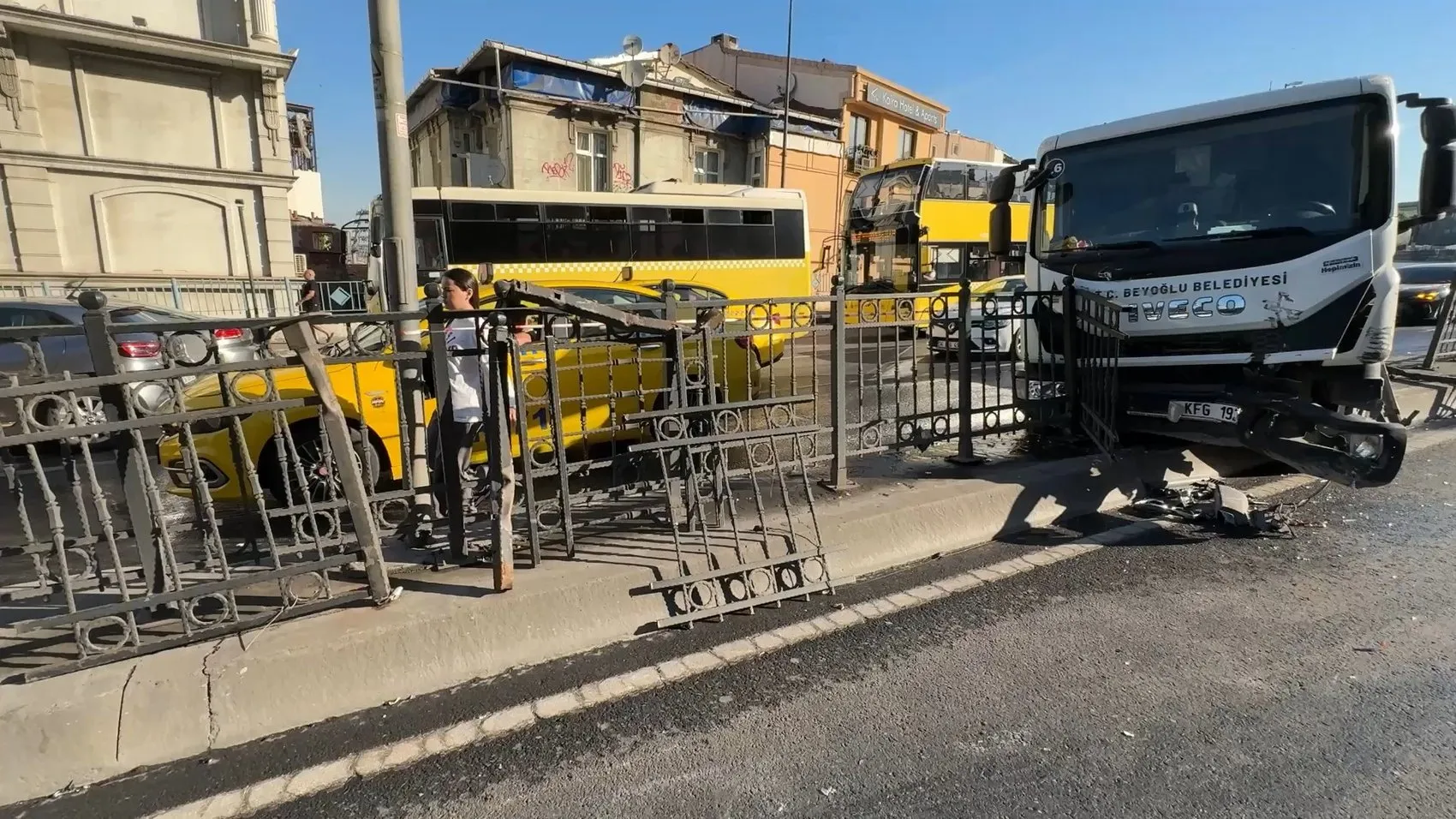 Beyoğlu’nda sabah mesaisi kaza ile başladı