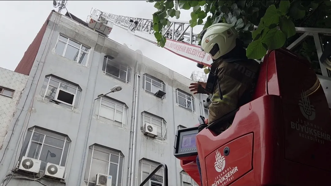 Bayrampaşa'daki iş hanında yangın paniği yaşandı