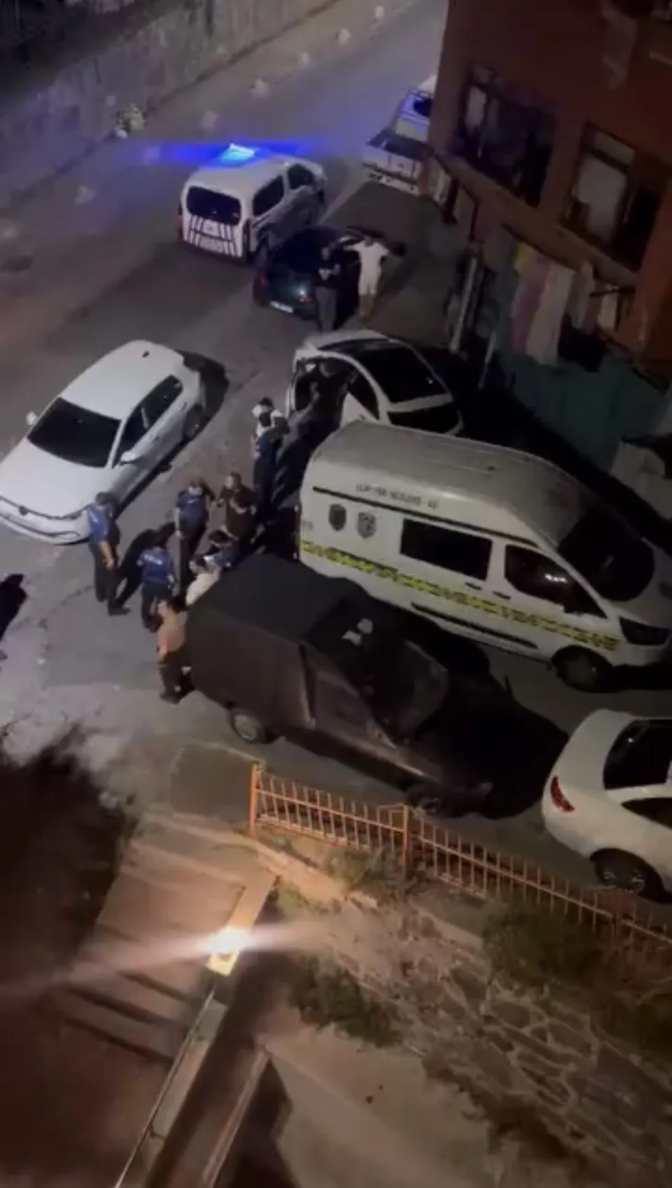 Kağıthane'de korkuluklara asılı halde bulundu
