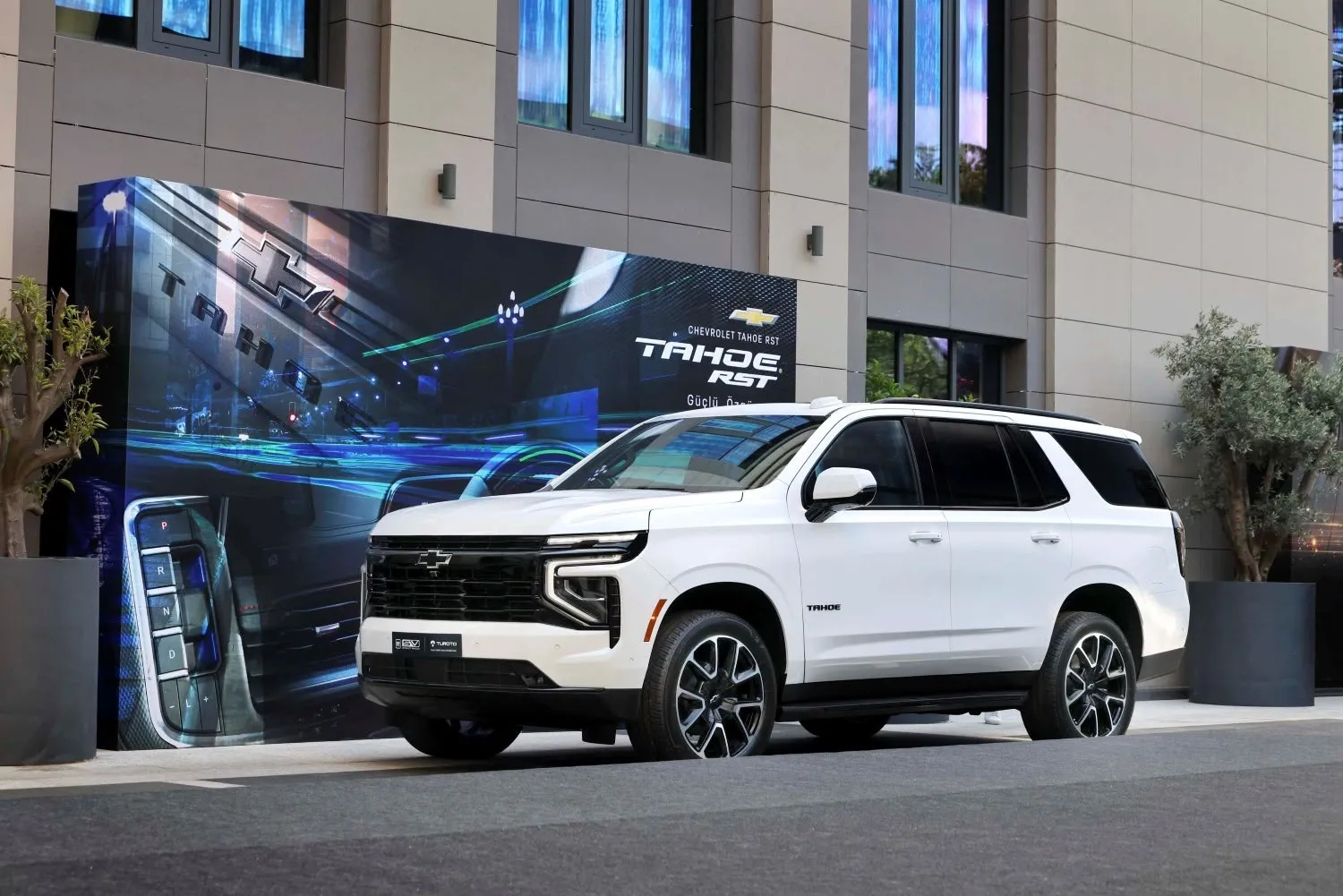 Amerika'nın dev SUV'ları Türkiye'de: Fiyatlar dudak uçuklatıyor!