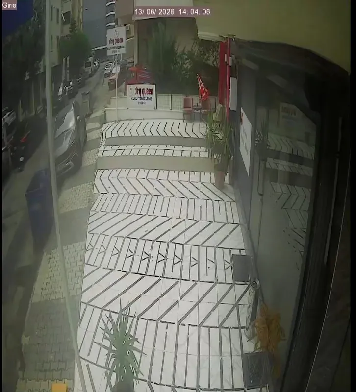 İBB yöneticisinin aracına takip cihazı yerleştirildiği anlar kamerada