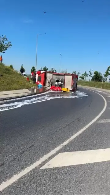 Bağcılar'da yol ortasında devrilen itfaiye aracı trafiği kilitledi