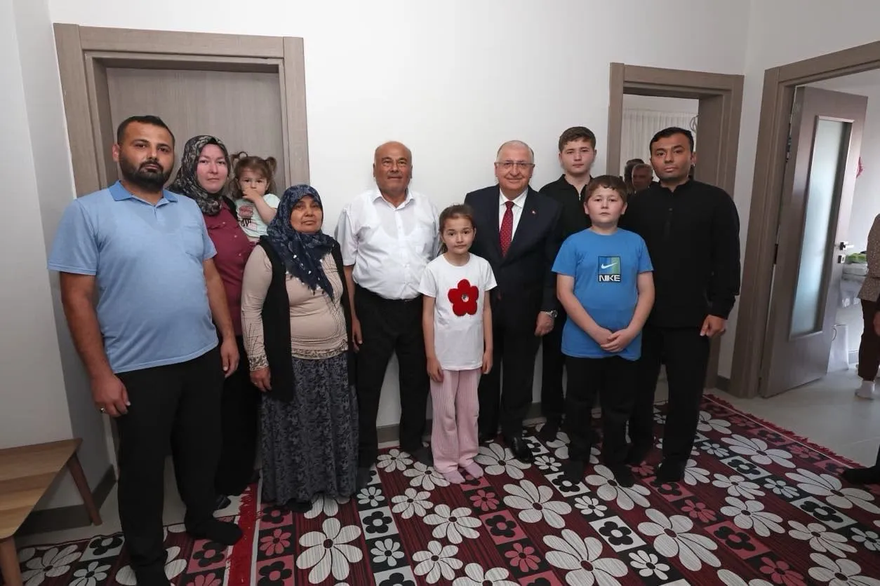 Bakan Güler Kahramanmaraşta şehit ailesinin kapısını çaldı