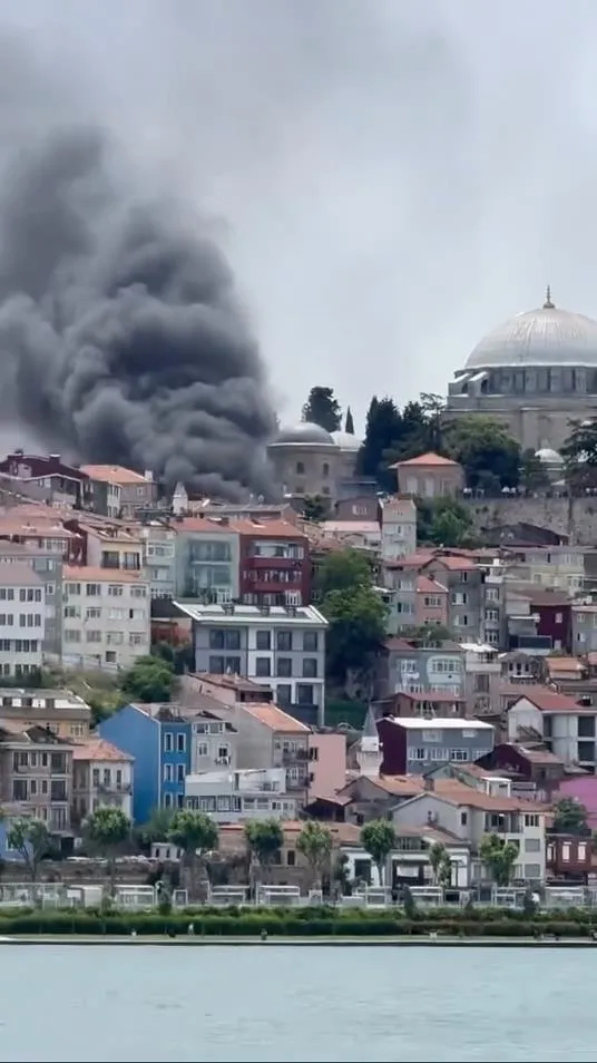 Fatih’te binada başlayan yangın sokağa taştı