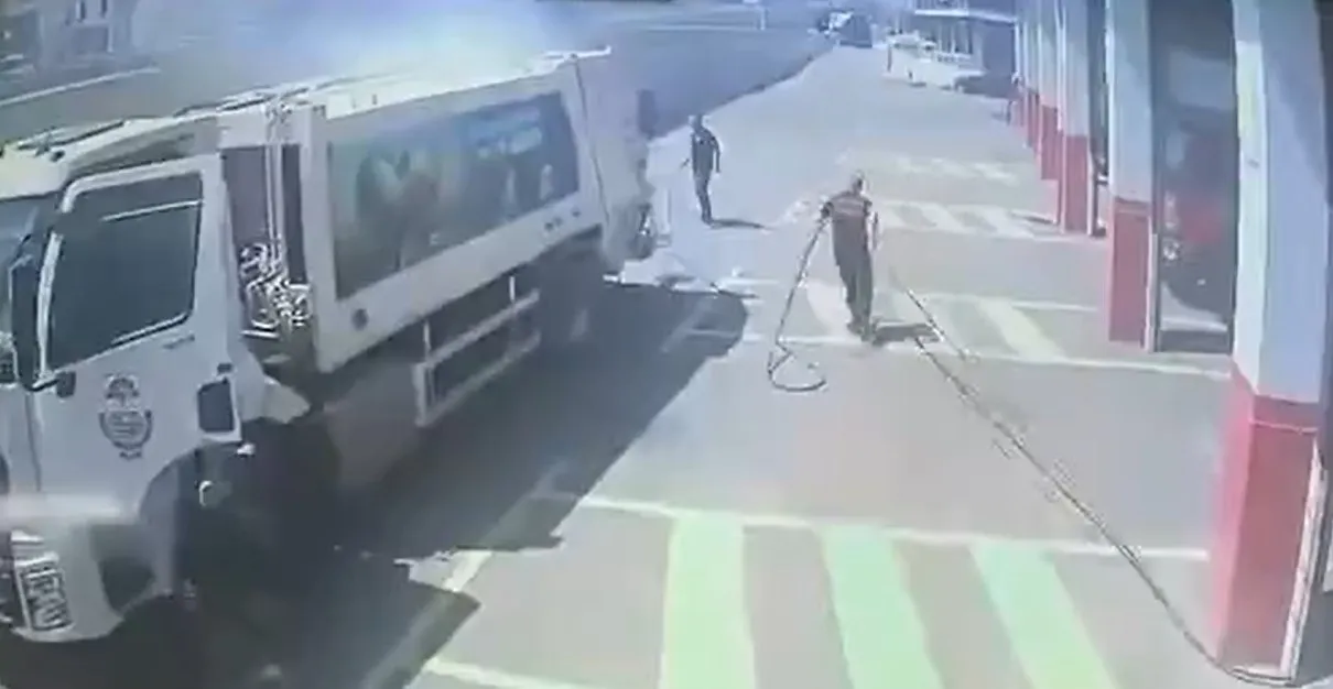 Yanan çöp kamyonunu itfaiyeye sürerek felaketi önledi
