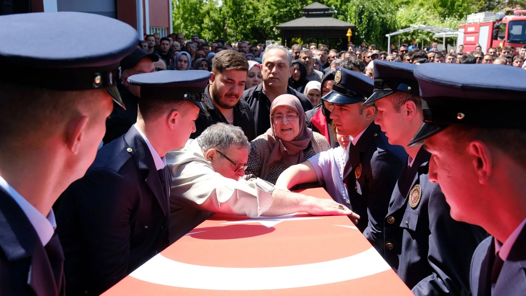 Konya fabrikadaki yangında can veren itfaiyecisini uğurladı