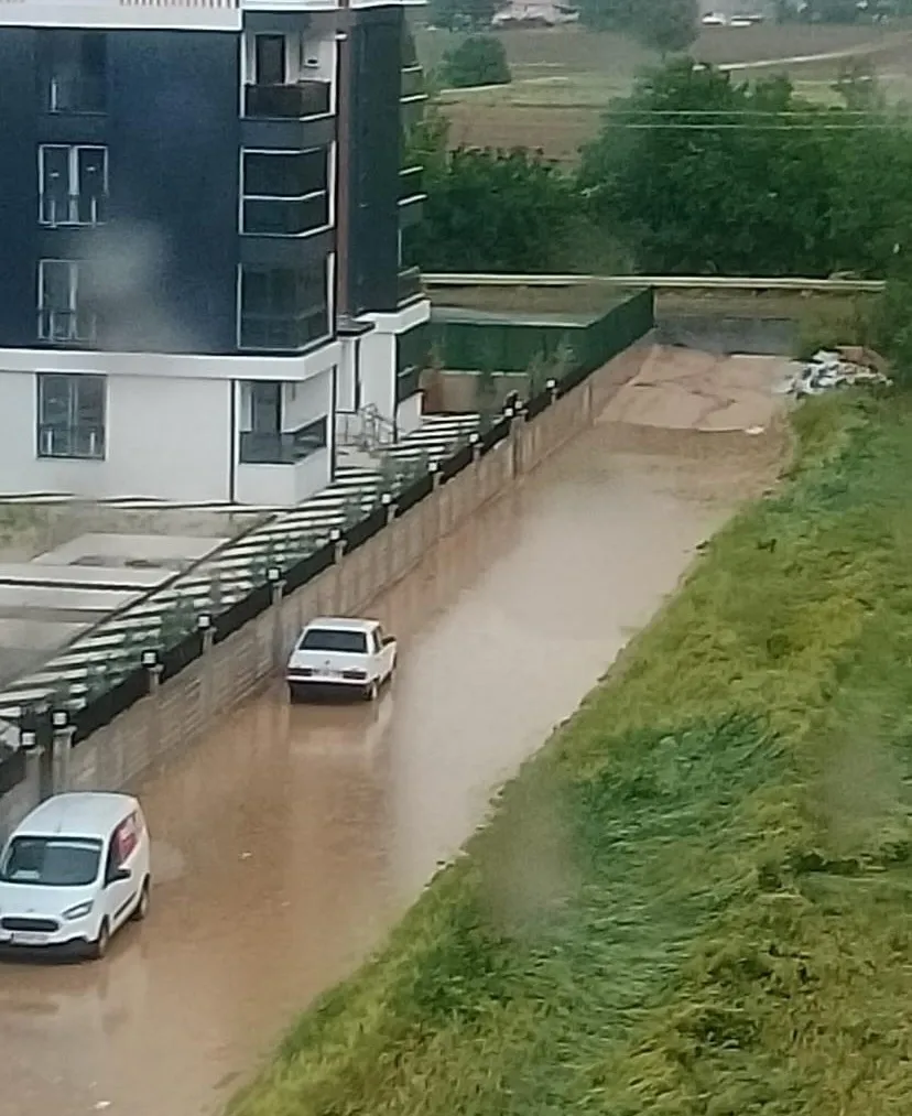 Bursa aniden bastıran dolu ve sağanakla beyaza büründü