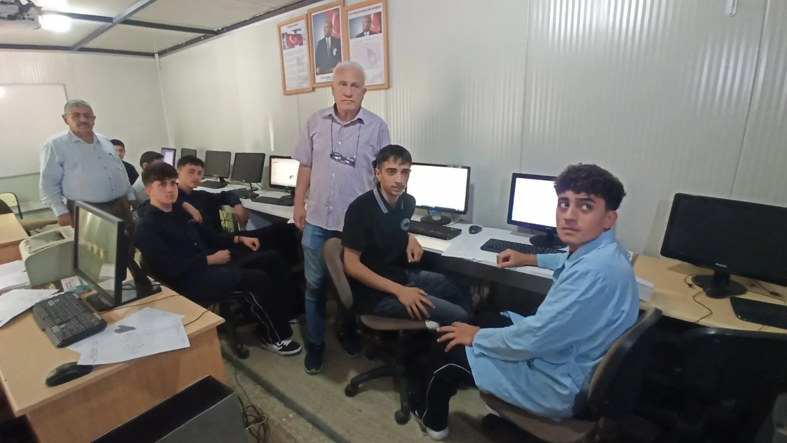 İskenderunlu öğrenciler okulda hem üretiyor hem para kazanıyor