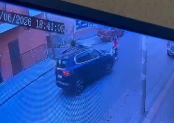 Mersin'de otomobil ile motosikletin çarpıştığı anlar kameraya yansıdı