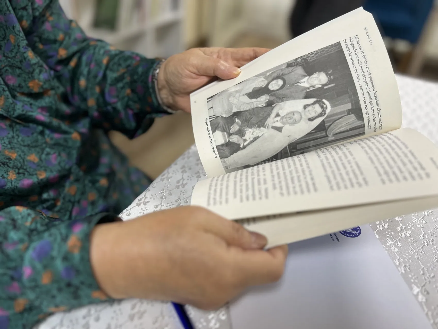 84 yaşındaki öğretmen Parkinson’a inat anılarını kitaplaştırdı