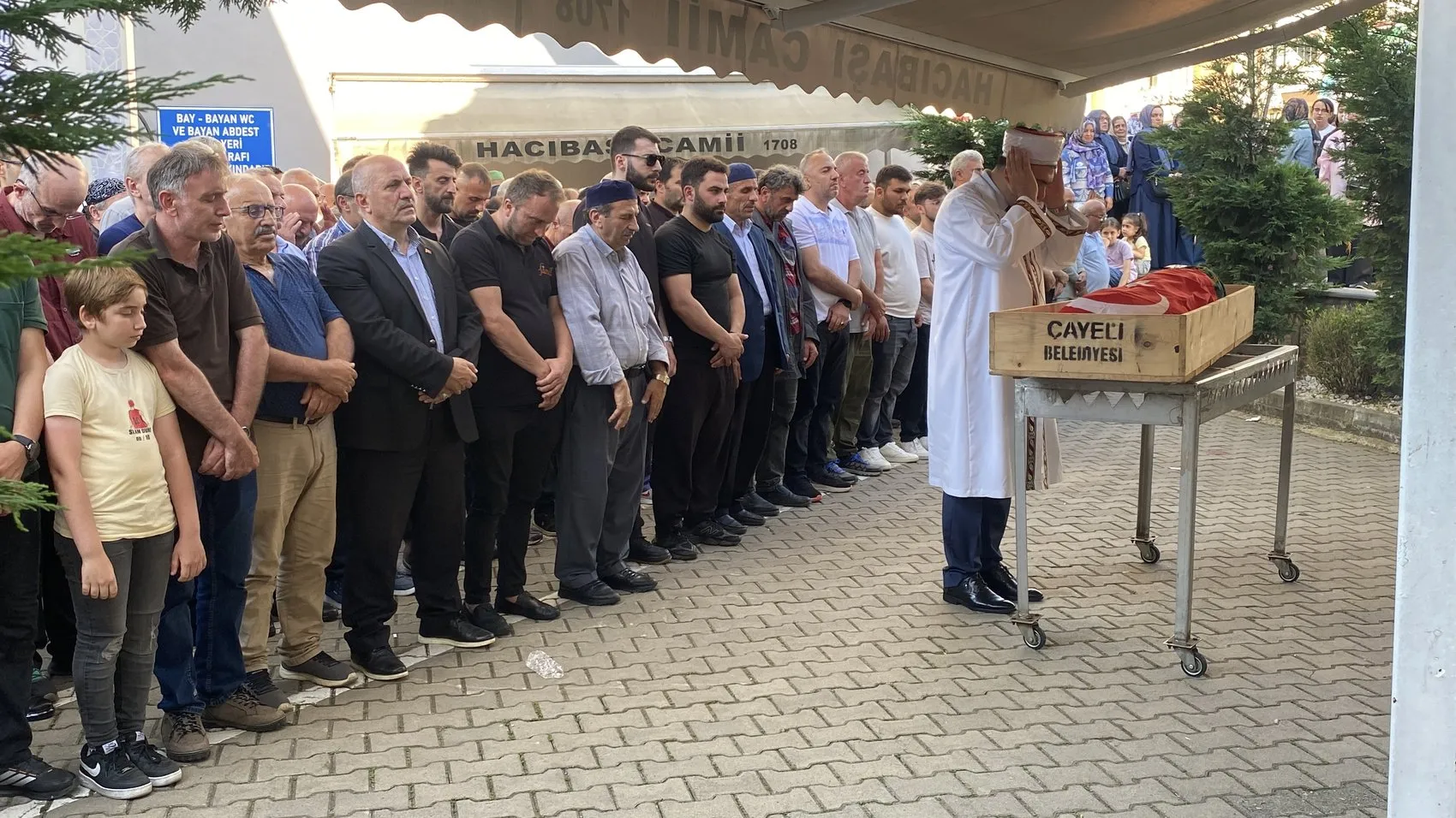 Rize’deki trafik kazasında hayatını kaybeden iki arkadaş defnedildi