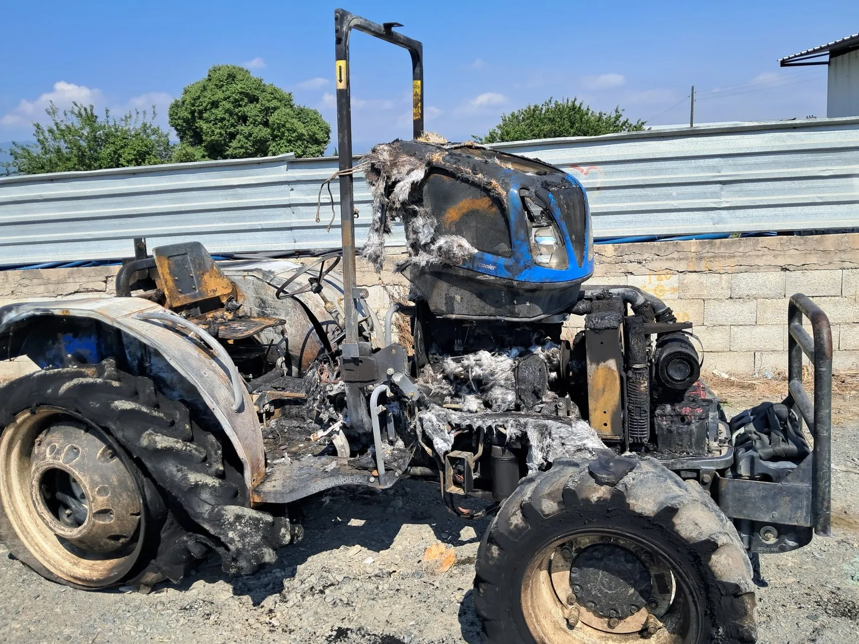 Hatay'da alev alan traktör şiddetli bir patlamayla küle döndü