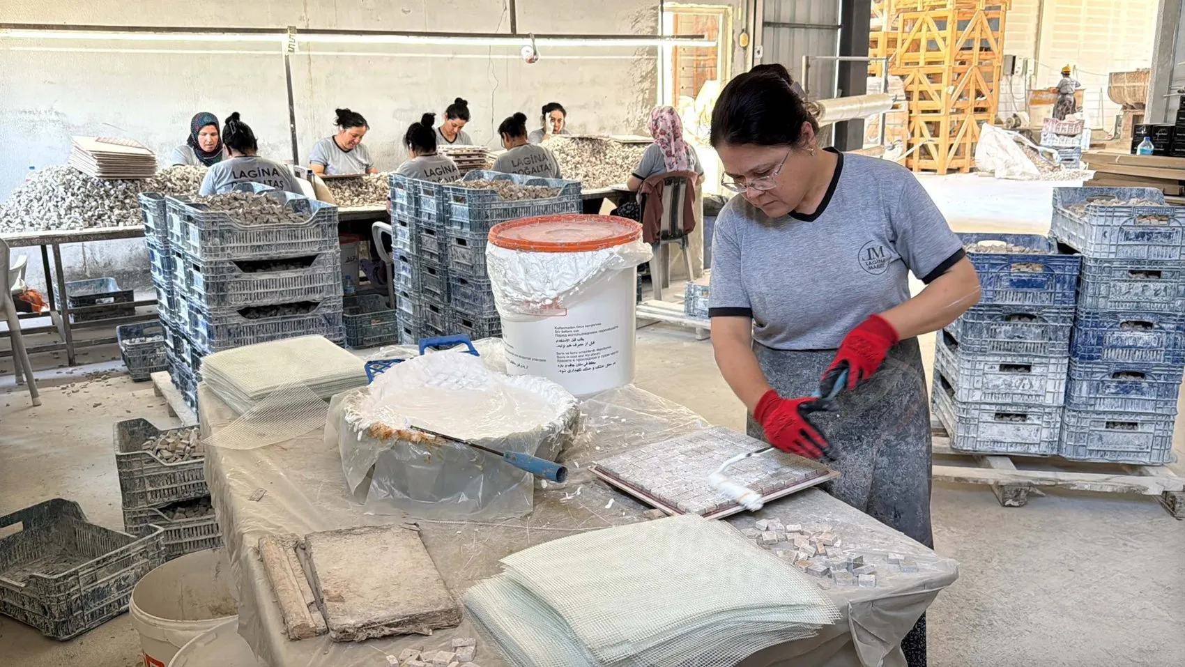 Muğlalı kadınlar mermer atıklarını altına çeviriyor