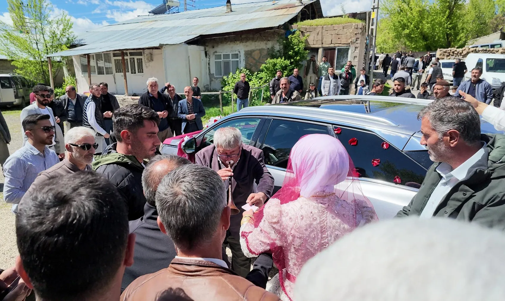 Erzurum düğünlerinin değişmez ismi kimseden bahşişi esirgemiyor
