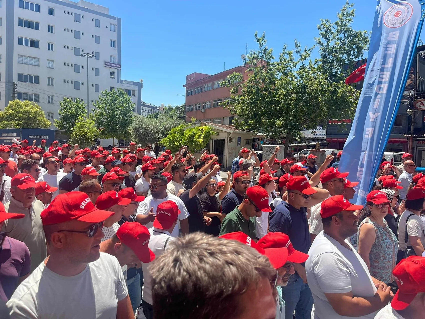 İzmir Büyükşehir Belediyesi çalışanları toplu sözleşme için sokağa indi