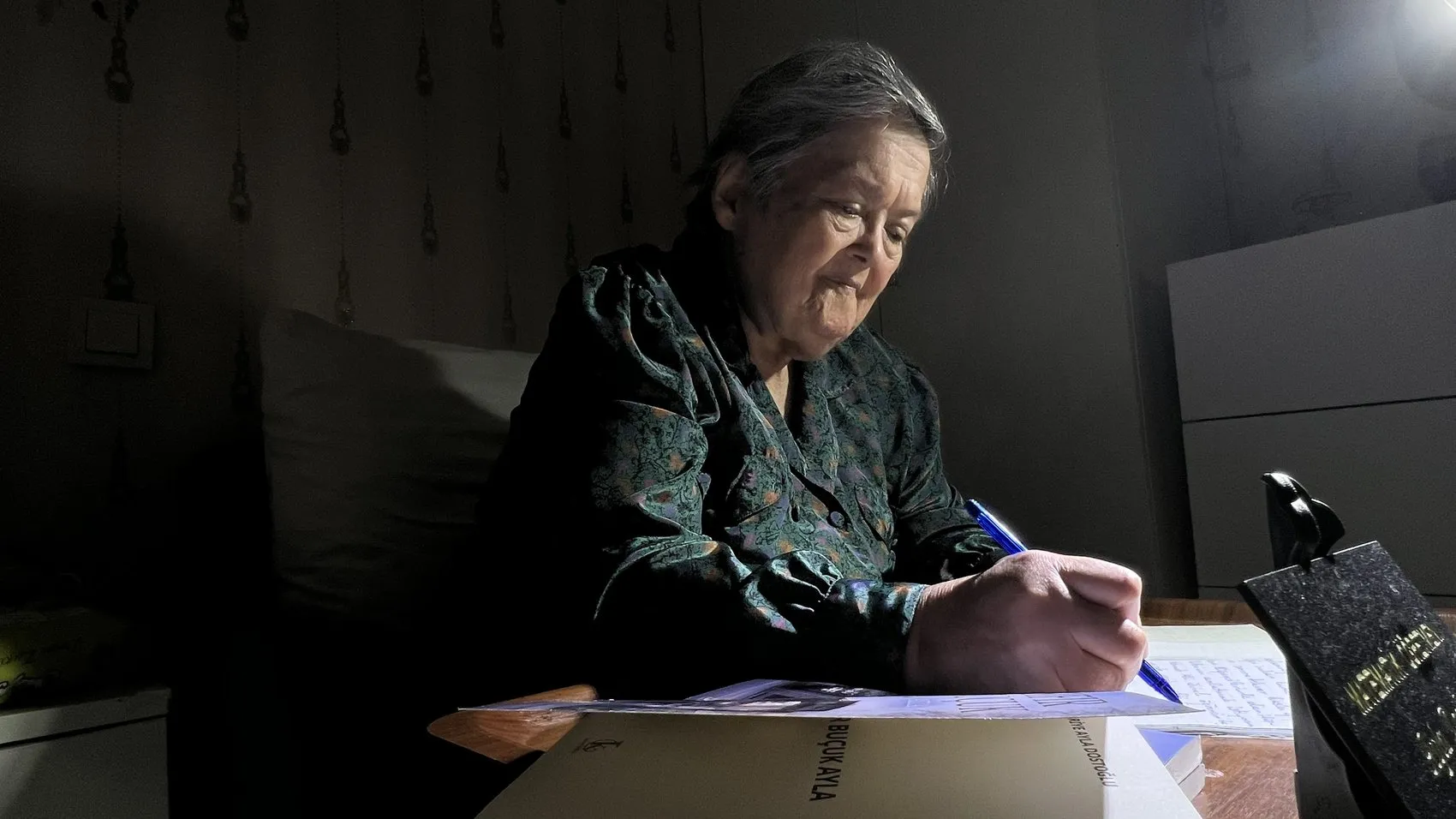 84 yaşındaki öğretmen Parkinson’a inat anılarını kitaplaştırdı