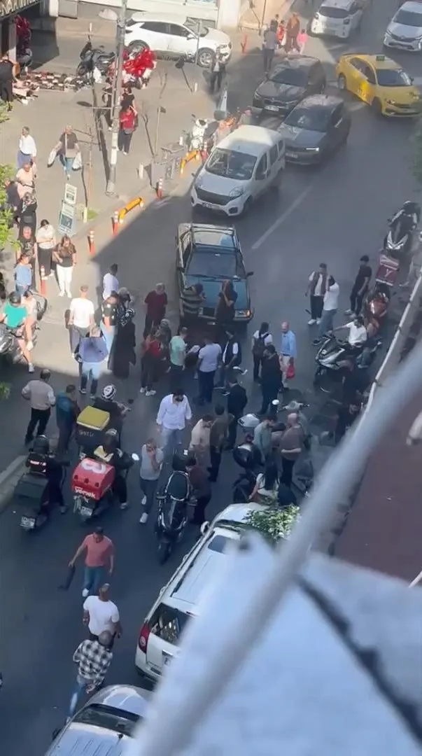 Kağıthane’de motosikletin otomobile çarptığı o anlar kamerada