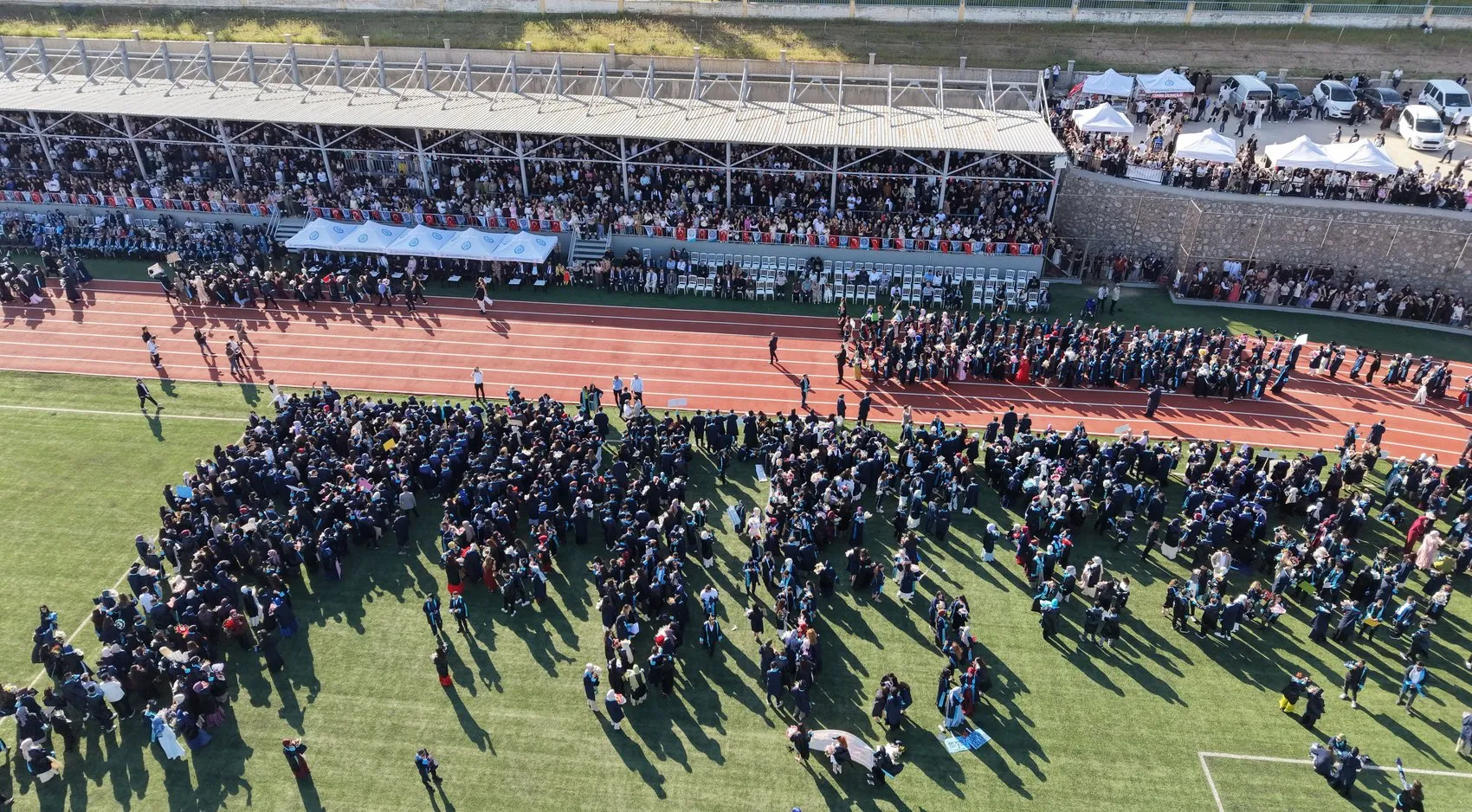 Bitlis Eren Üniversitesi'nde 2 bin 800 genç diplomayı aldı