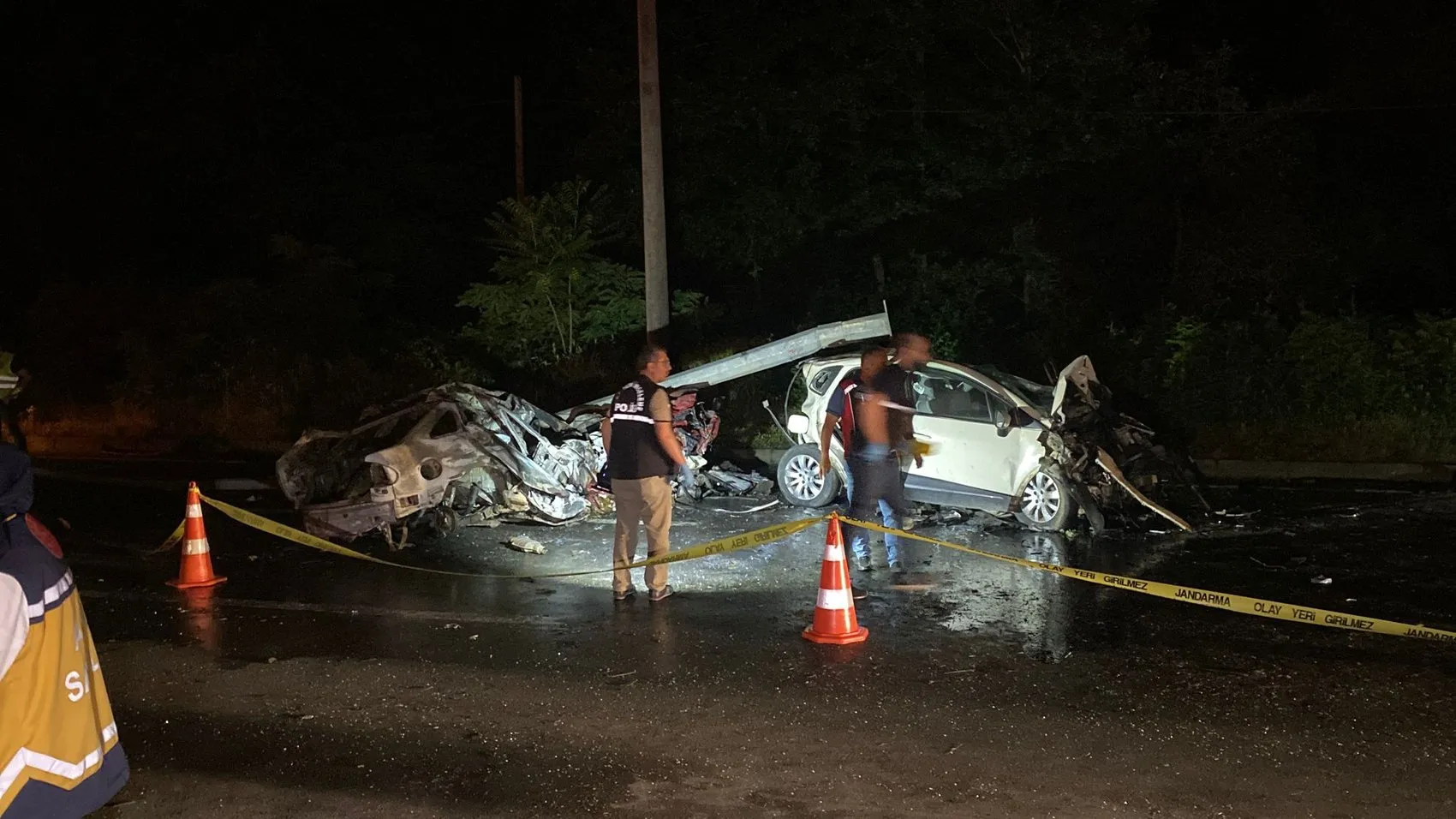 Rize'de gece yarısı feci kaza 3 genç hayatını kaybetti