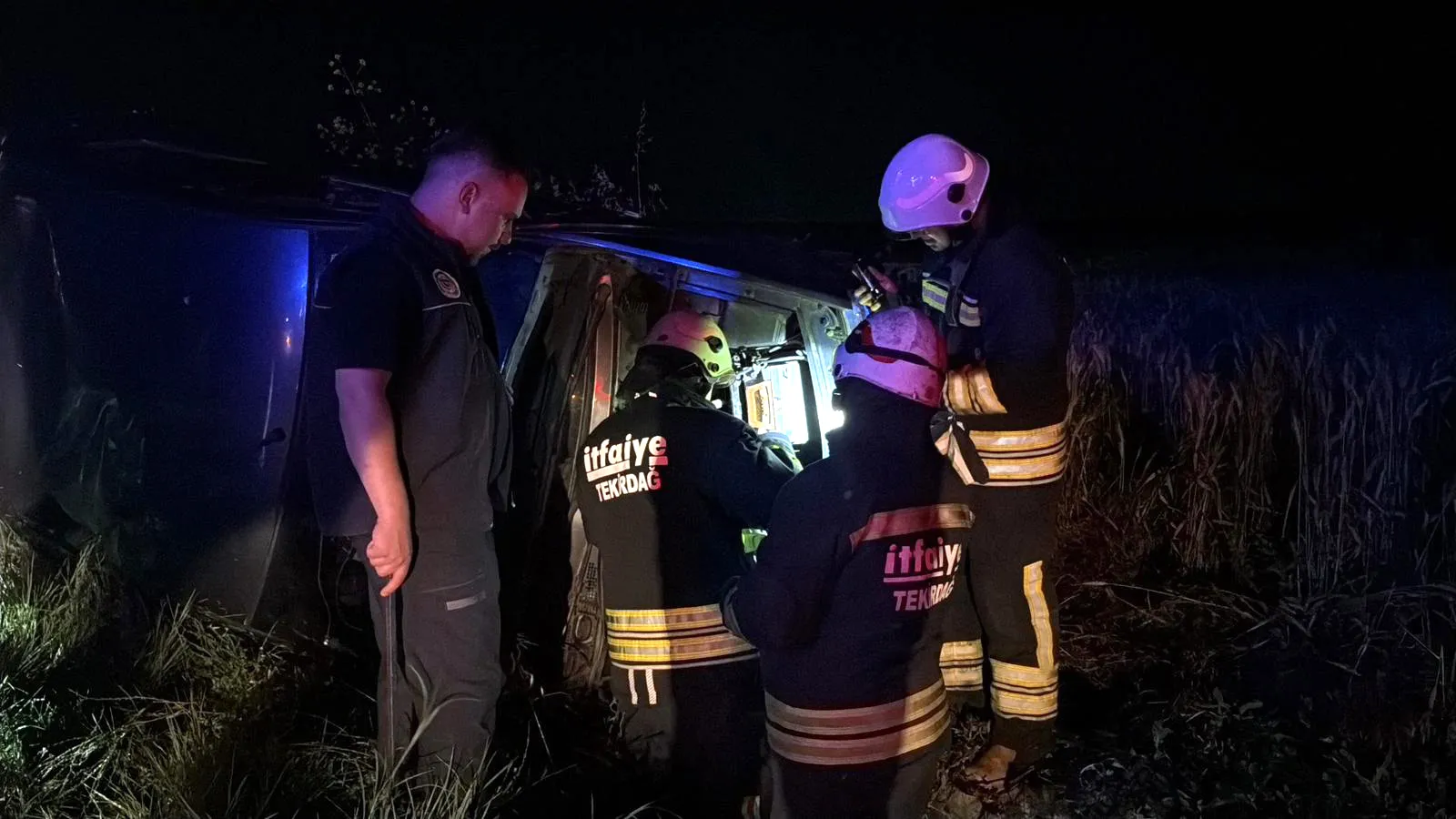 Çorlu'da takla atan otomobilden yara almadan kurtuldular