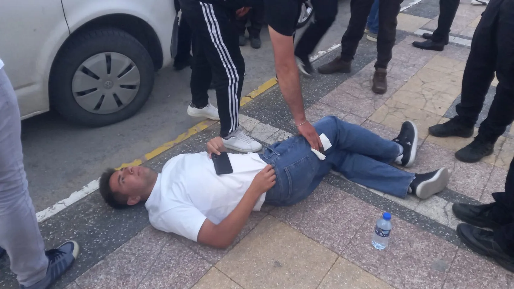 Aksaray'da sokak ortasında yan bakma kavgası kanlı bitti