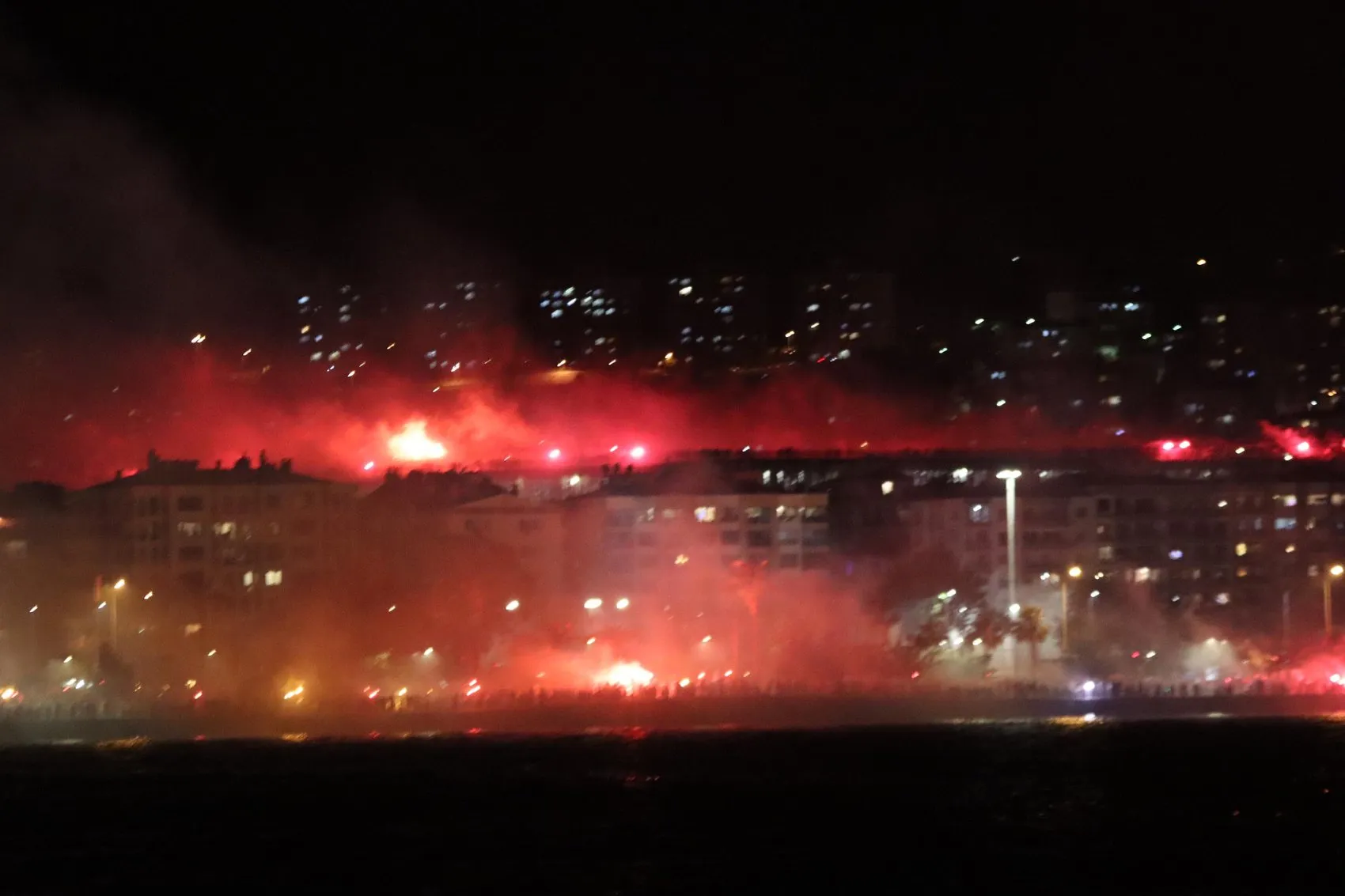 Göztepe taraftarı kulübün 101’inci yaşını meşalelerle kutladı