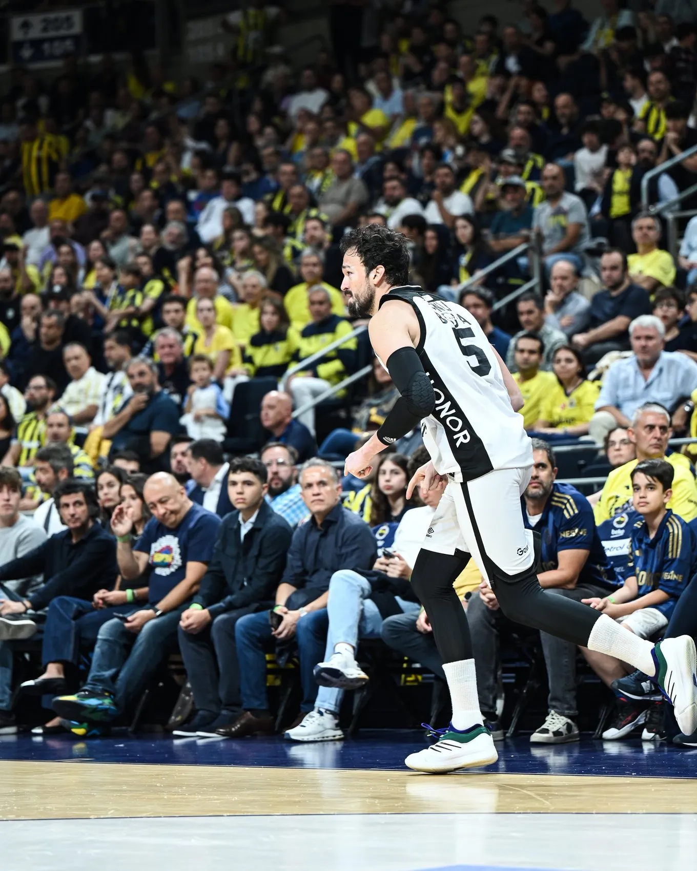 Beşiktaş derbide Fenerbahçe’yi evinde devirdi