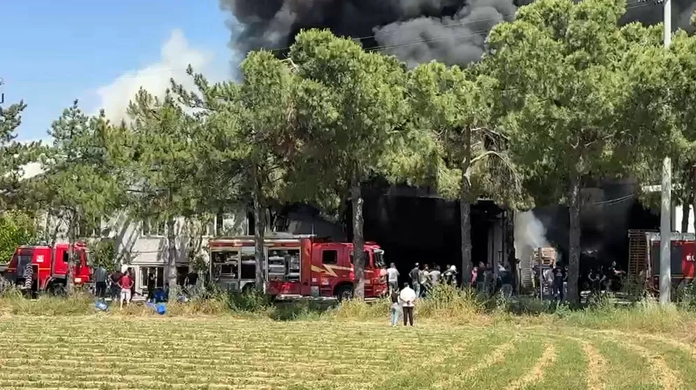 Denizli'de kauçuk fabrikasından yükselen dumanlar şehri sardı