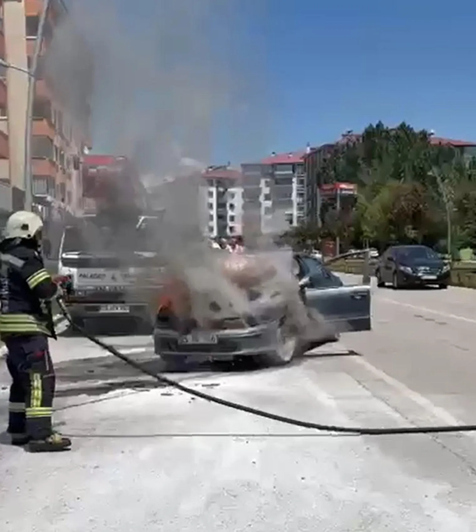 Erzurum’da seyir halindeki otomobil alevlere teslim oldu