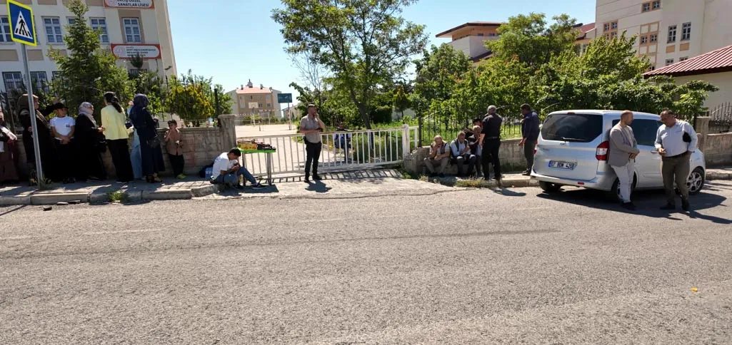 Ercişli şoför rotayı değiştirdi öğrenci sınava son anda yetişti