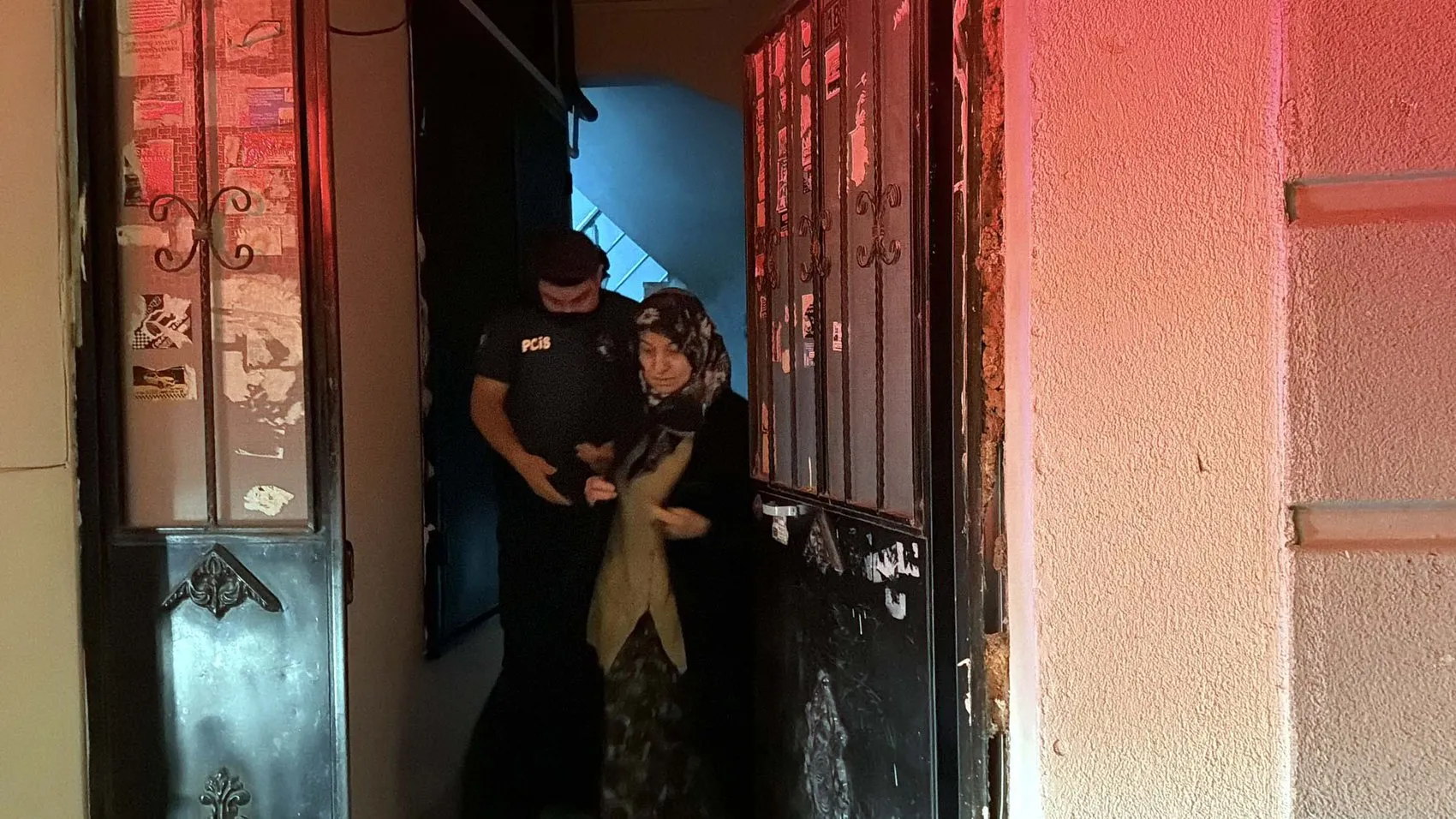 Kütahya’da gece devriyesindeki polis apartman faciasını önledi