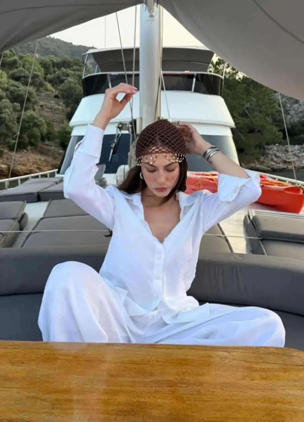 Eşref Rüya biter bitmez tatile koştu! Demet Özdemir in kaldığı lüks teknenin gecelik fiyatı dudak uçuklattı 2