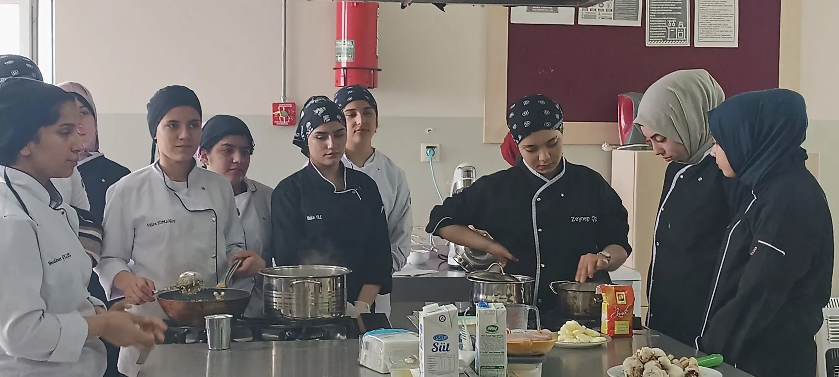 İslahiye’de meslek lisesi öğrencileri kendi mutfaklarında 40 milyon lira kazandı