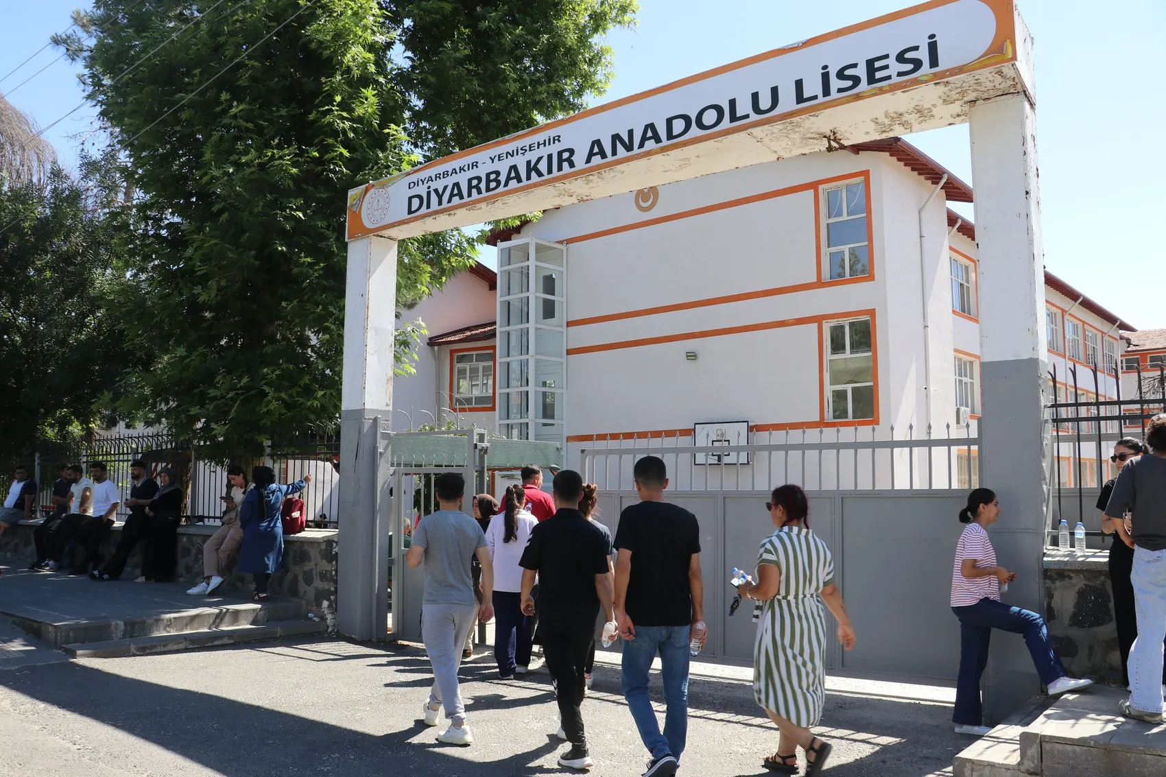 Diyarbakır'da üniversite hayali için ter döken gençler sınav salonunda