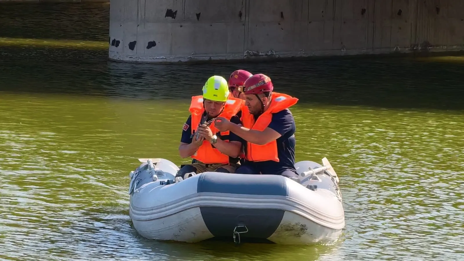 İnegöl'de köprü altına sıkışan güvercini itfaiye ekipleri kurtardı