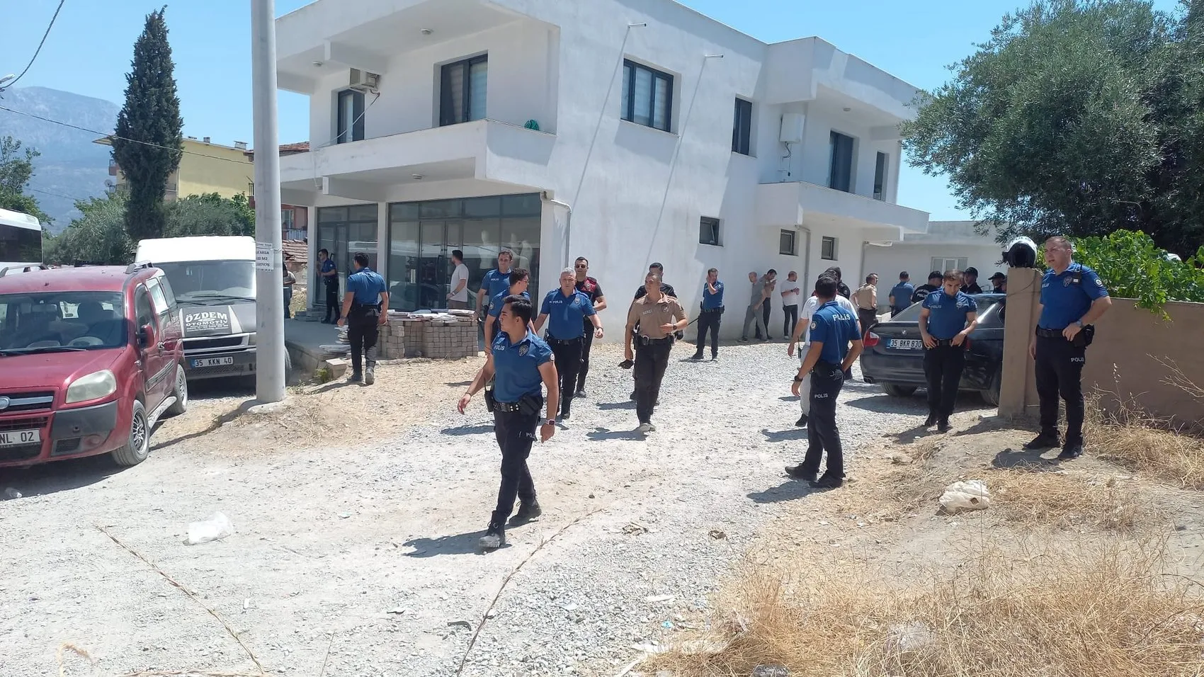 Manisa’da ot yangını kavgası Komşular birbirine girdi